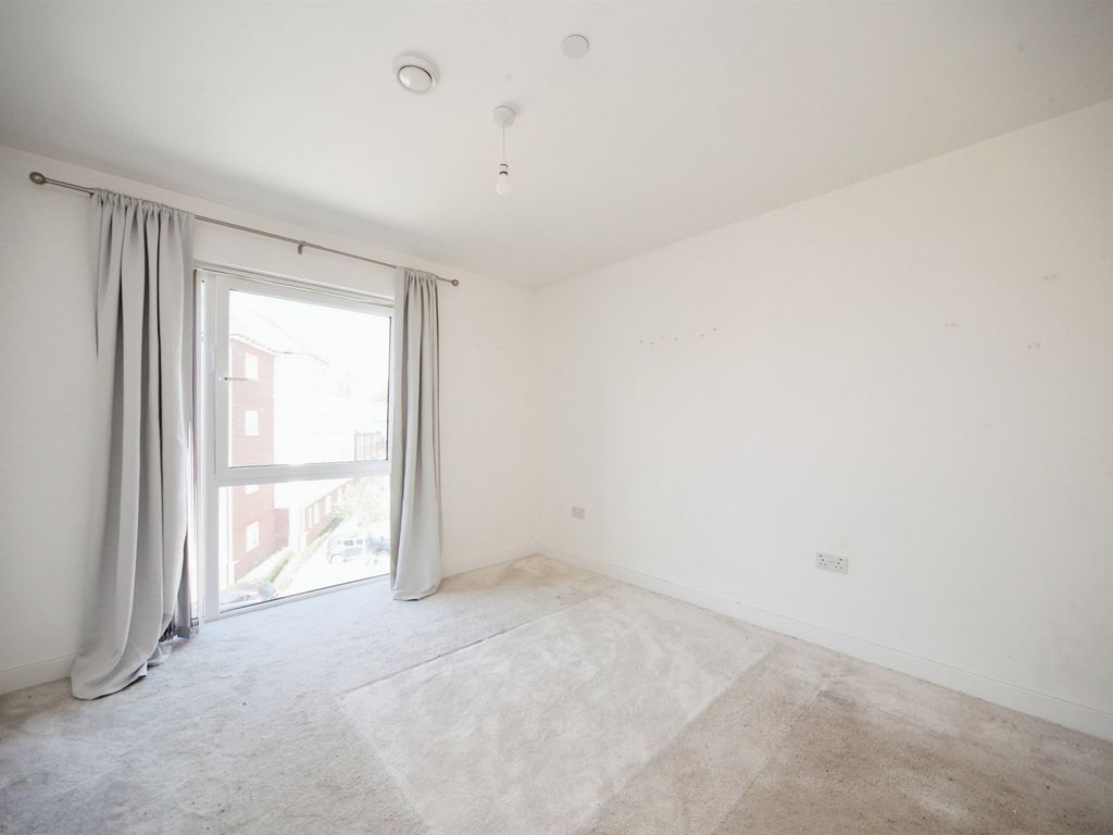 1 bed property for sale in Stirling Drive, Luton LU2, £230,000