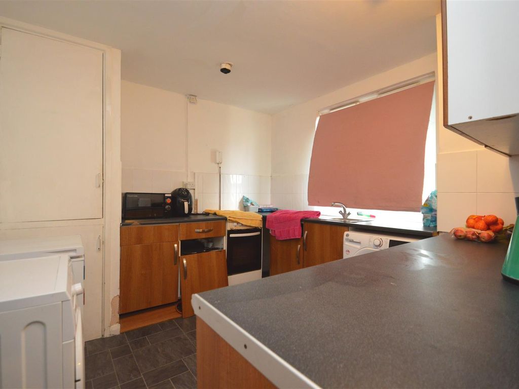 1 bed flat for sale in Katherine Road, London E6, £235,000