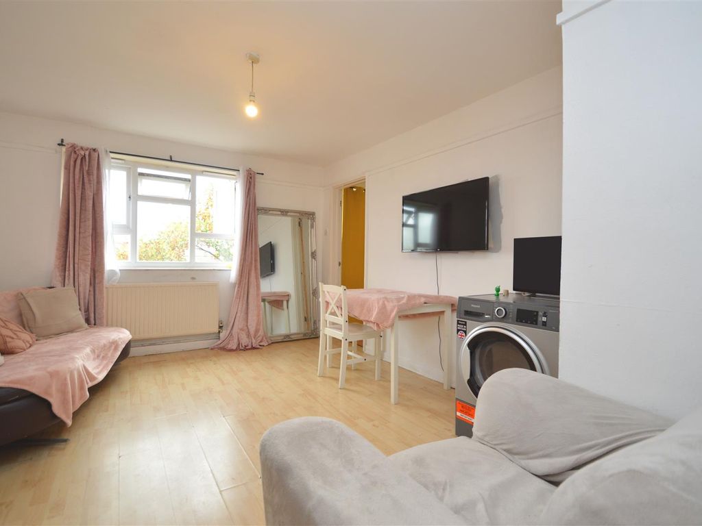 1 bed flat for sale in Katherine Road, London E6, £235,000