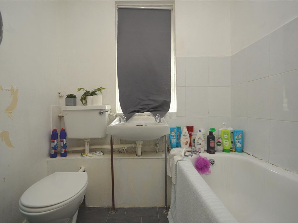 1 bed flat for sale in Katherine Road, London E6, £235,000