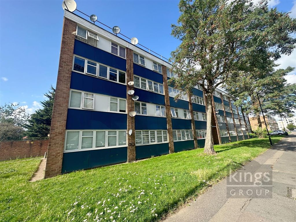 3 bed flat for sale in Ayley Croft, Enfield EN1, £300,000