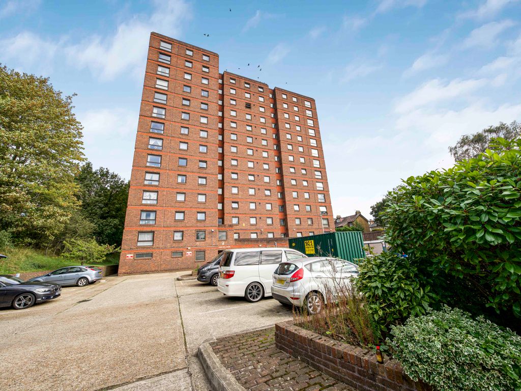 2 bed flat for sale in Chiltern View Road, Uxbridge UB8, £195,000