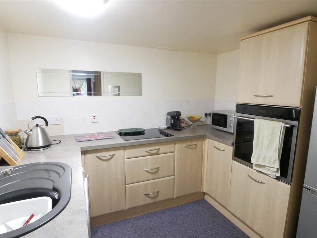 1 bed flat for sale in High Street, Morley, Leeds LS27, £125,000