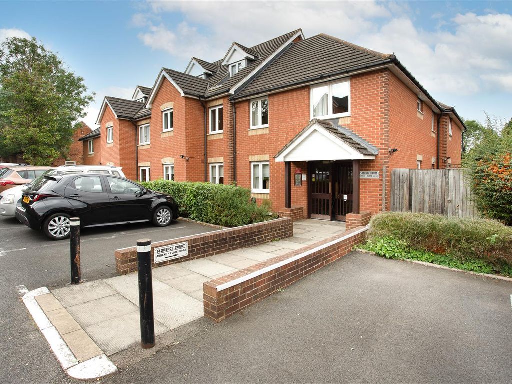 1 bed flat for sale in Willow Road, Aylesbury HP19, £120,000