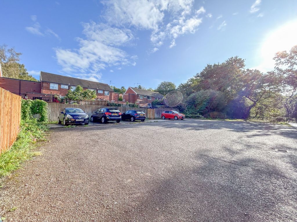 2 bed flat for sale in Blackbirds Close, Rogerstone NP10, £120,000