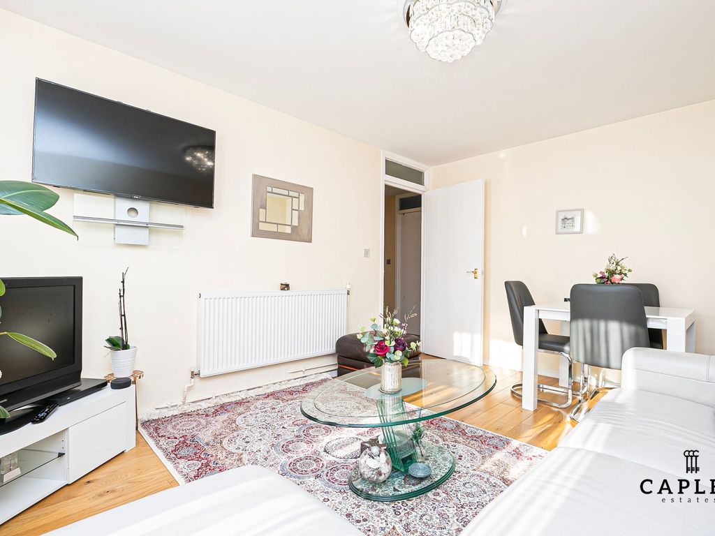 1 bed flat for sale in Kingsley Road, Loughton IG10, £250,000