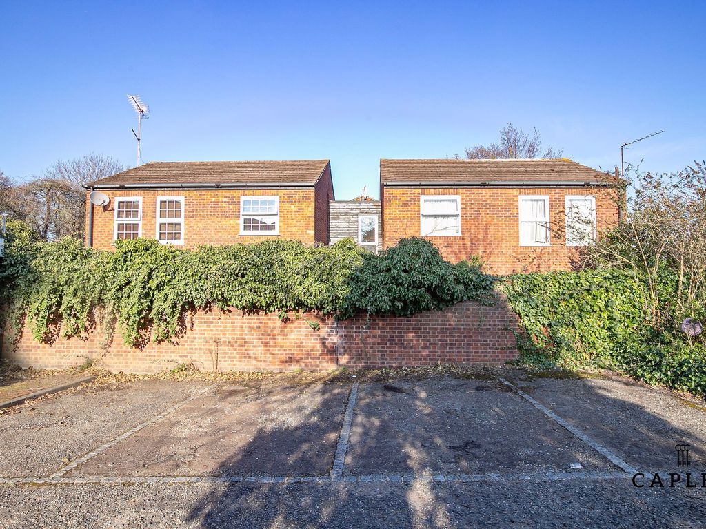 1 bed flat for sale in Kingsley Road, Loughton IG10, £250,000