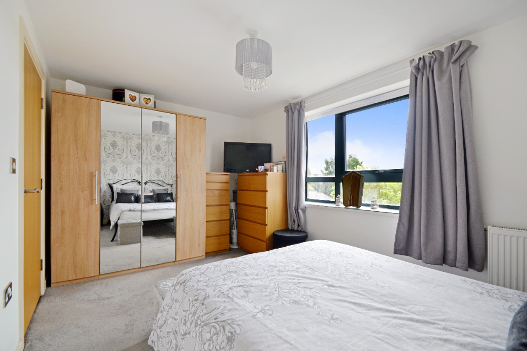 1 bed flat for sale in Kings Head Hill, London E4, £130,000
