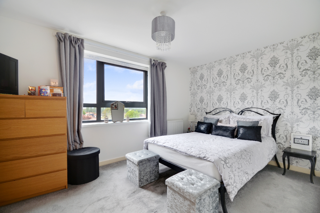 1 bed flat for sale in Kings Head Hill, London E4, £130,000