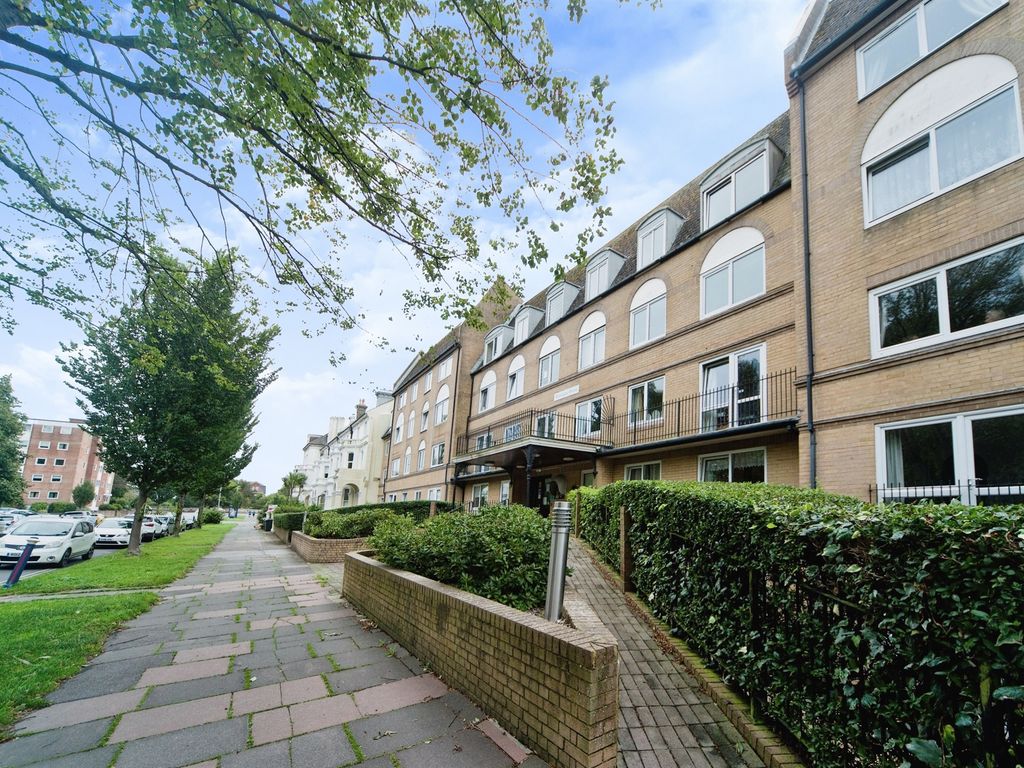 1 bed flat for sale in The Avenue, Eastbourne BN21, £85,000