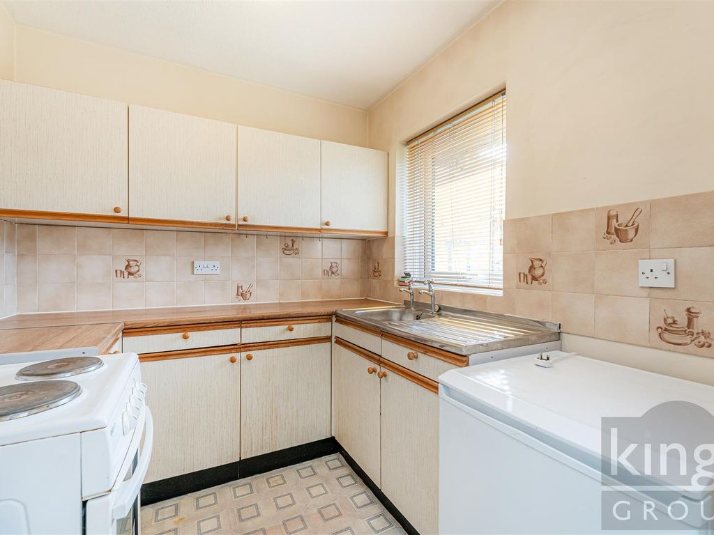 1 bed flat for sale in Glyn Road, Enfield EN3, £90,000