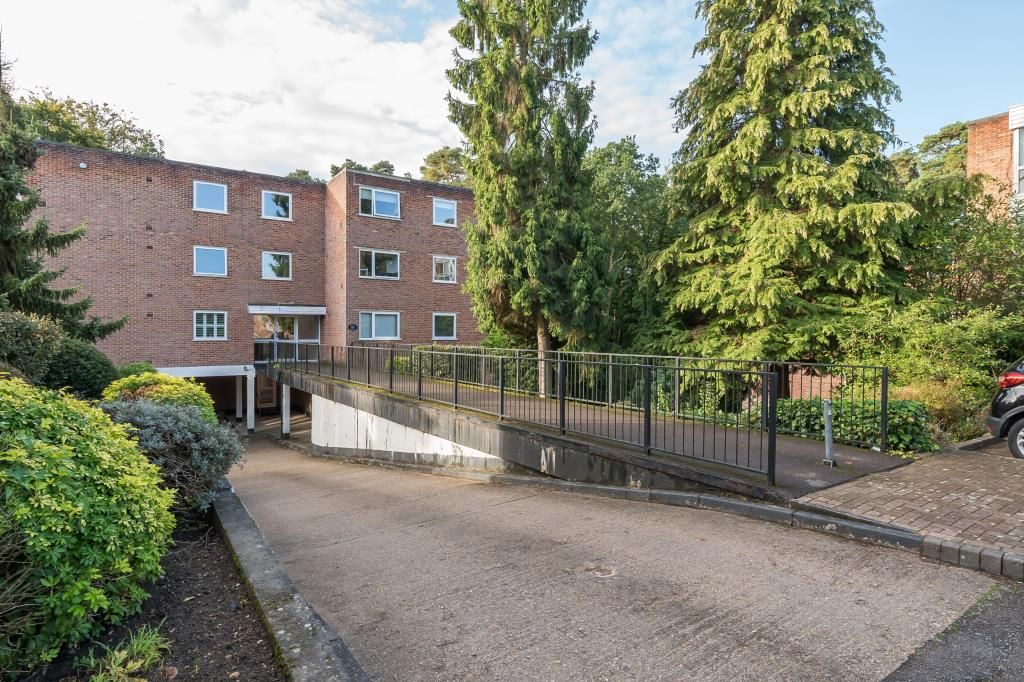 2 bed flat for sale in Sunninghill, Berkshire SL5, £300,000