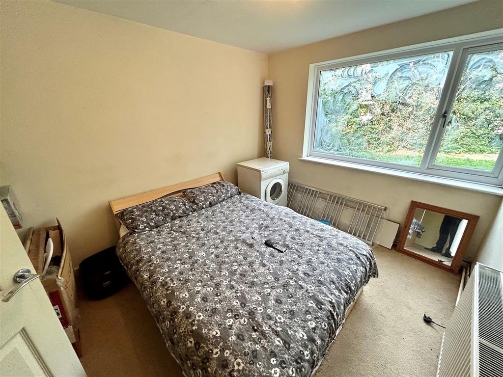 2 bed flat for sale in Roundhills, Waltham Abbey EN9, £285,000