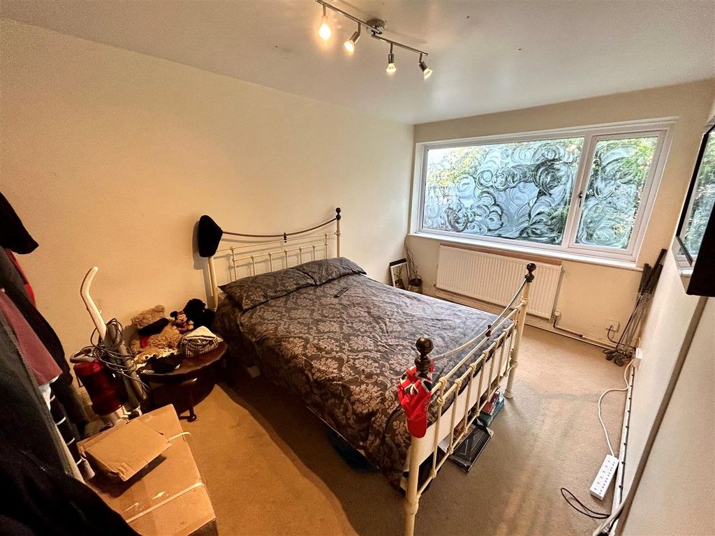 2 bed flat for sale in Roundhills, Waltham Abbey EN9, £285,000