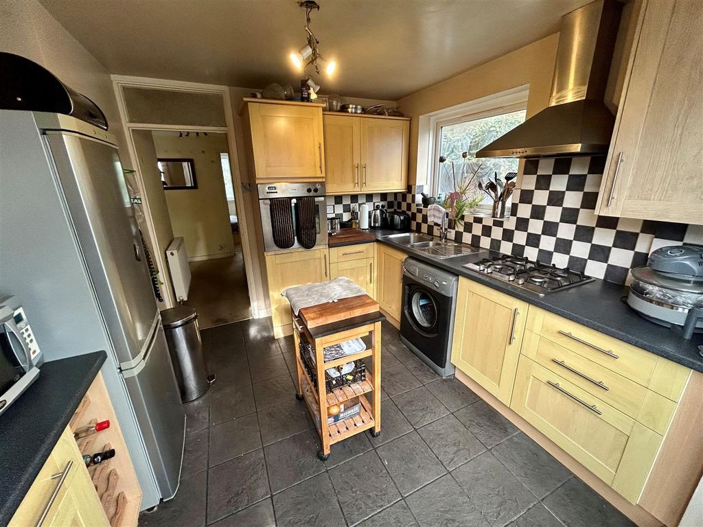 2 bed flat for sale in Roundhills, Waltham Abbey EN9, £285,000