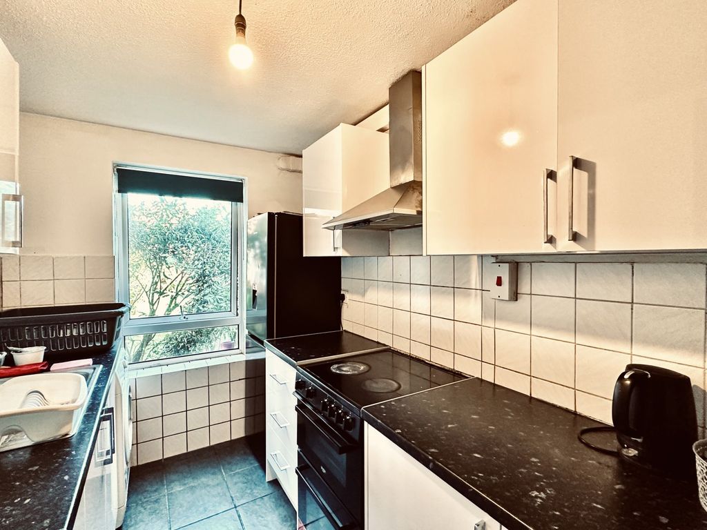 2 bed flat for sale in Wilton Road, Reading, Berkshire RG30, £200,000