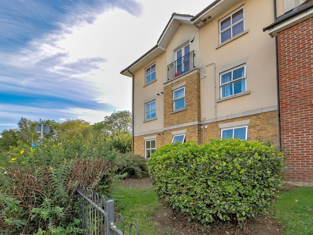 2 bed flat for sale in Hopcrofts Meadow, Redhouse Park MK14, £230,000