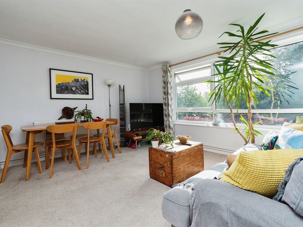 2 bed flat for sale in Station Road, Redhill RH1, £300,000