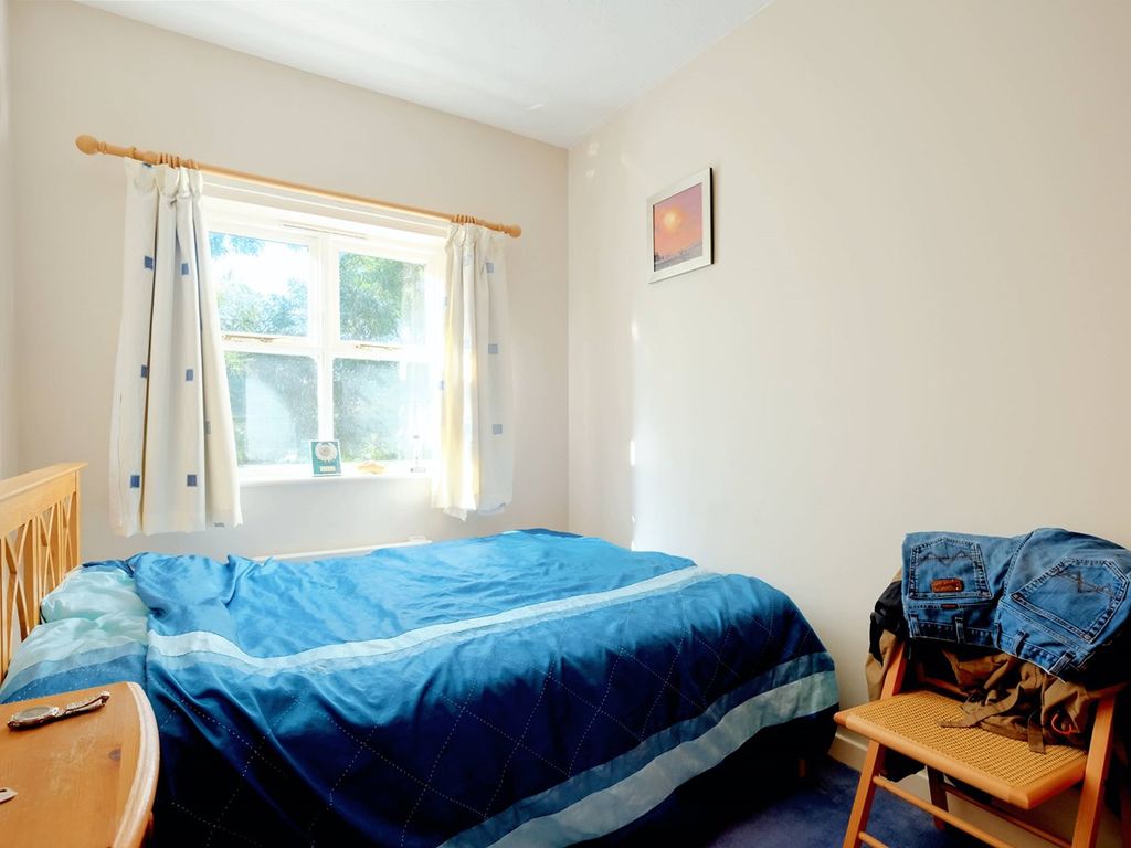 2 bed flat for sale in Stapleford Close, Chelmsford CM2, £240,000
