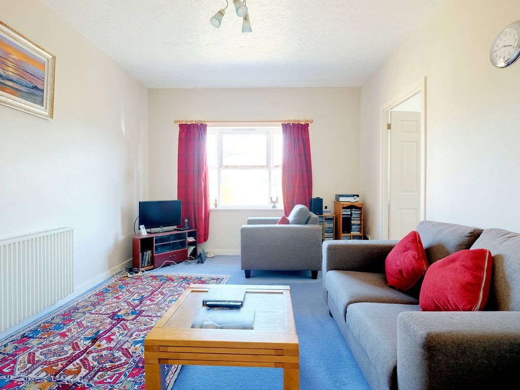 2 bed flat for sale in Stapleford Close, Chelmsford CM2, £240,000