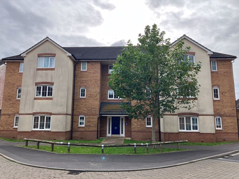 2 bed flat for sale in Percivale Road, Yeovil BA21, £70,000