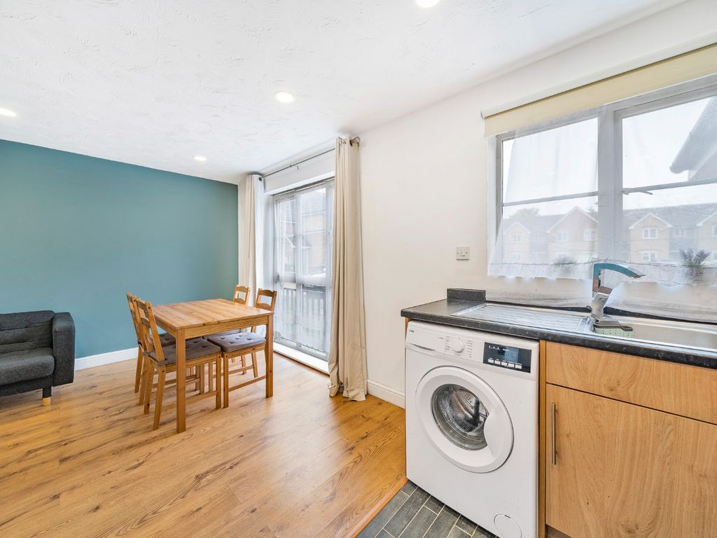 2 bed flat for sale in Joseph Hardcastle Close, London SE14, £325,000