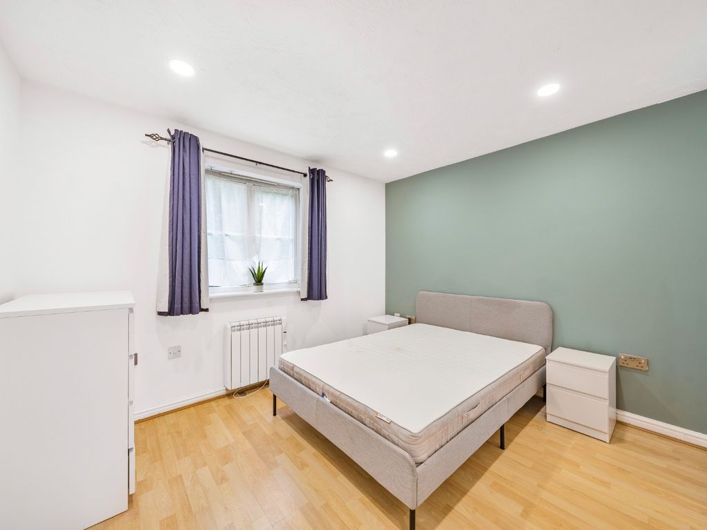 2 bed flat for sale in Joseph Hardcastle Close, London SE14, £325,000