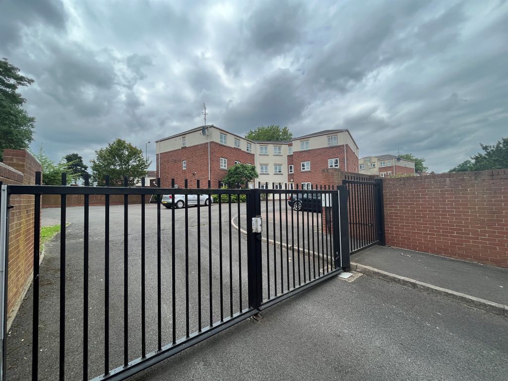 2 bed flat for sale in Waterside Close, Parkfields, Wolverhampton WV2, £95,000