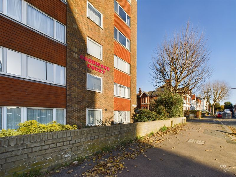 1 bed flat for sale in Cromwell Road, Hove BN3, £180,000