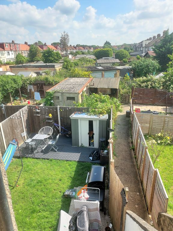 2 bed flat for sale in Robinhood Lane, Mitcham CR4, £200,000