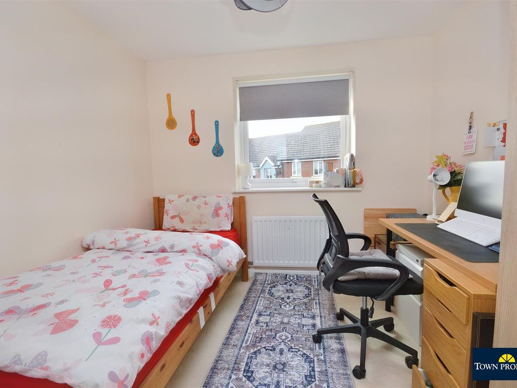 2 bed flat for sale in Weavers Close, Eastbourne BN21, £235,000