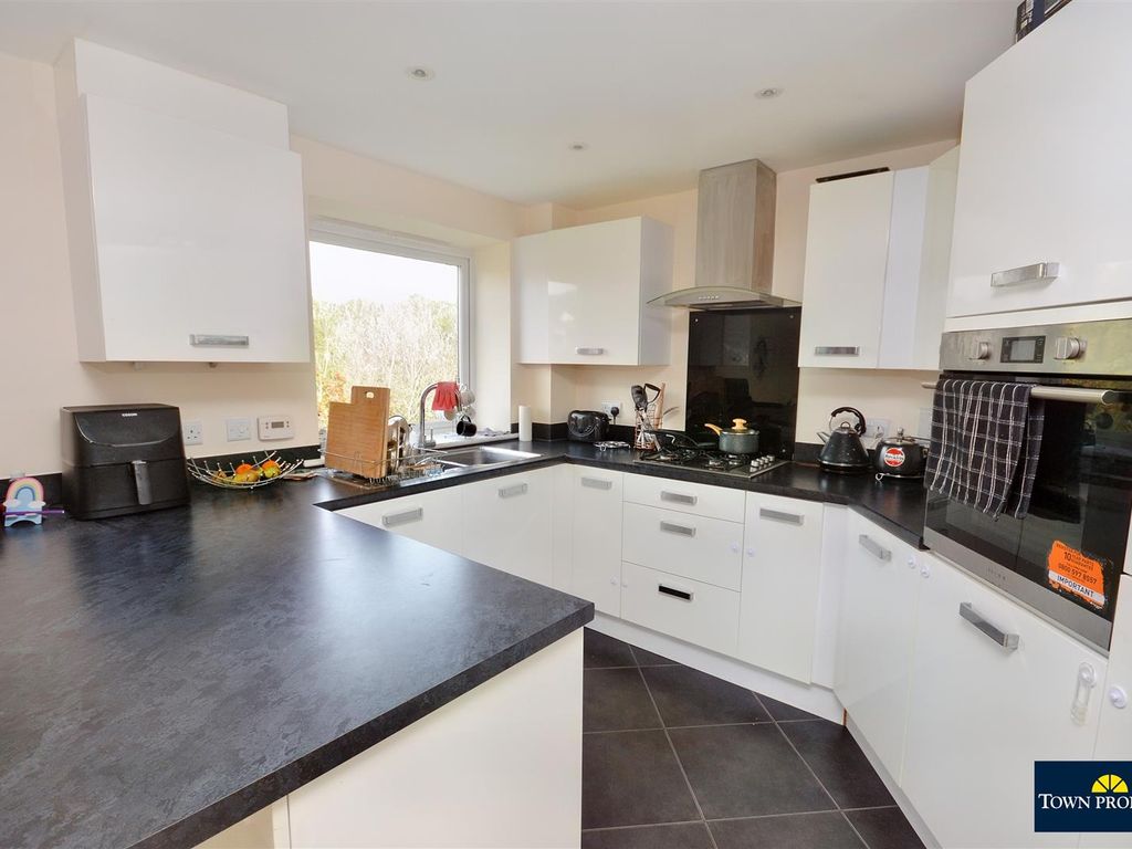 2 bed flat for sale in Weavers Close, Eastbourne BN21, £235,000