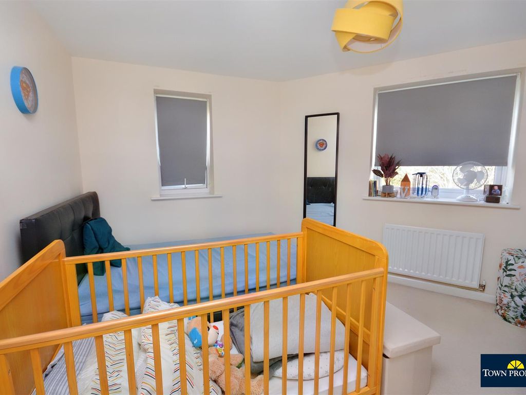 2 bed flat for sale in Weavers Close, Eastbourne BN21, £235,000