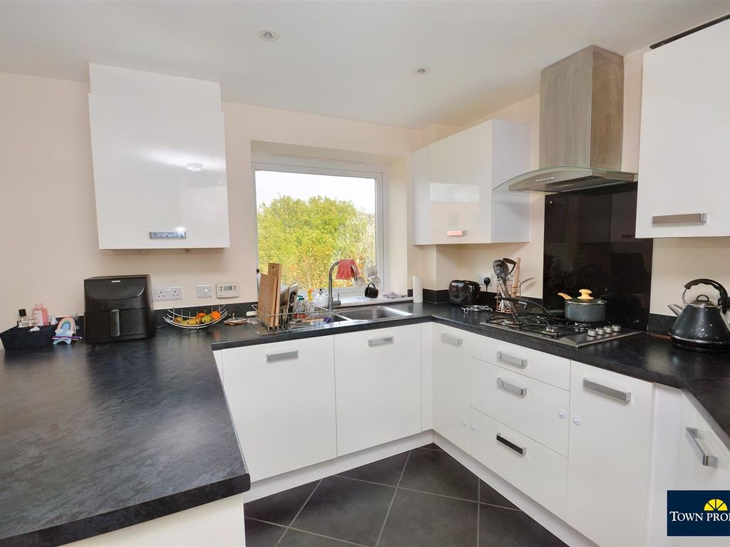 2 bed flat for sale in Weavers Close, Eastbourne BN21, £235,000