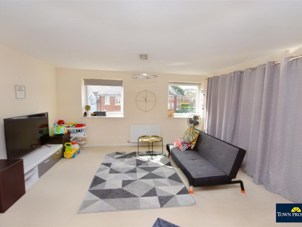 2 bed flat for sale in Weavers Close, Eastbourne BN21, £235,000