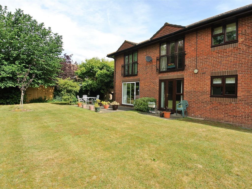 1 bed flat for sale in St Georges Court, St. Georges Road, Addlestone KT15, £75,000