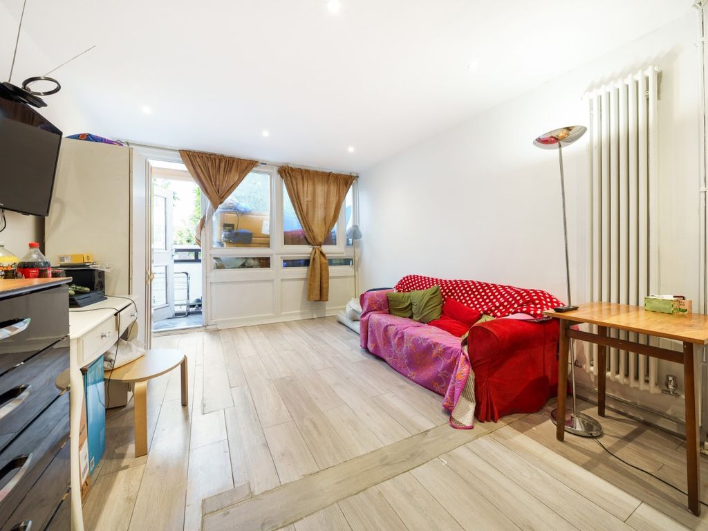 2 bed flat for sale in Wollaston Close, London SE1, £325,000