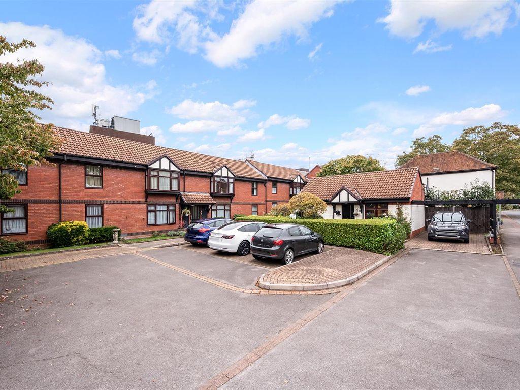 1 bed flat for sale in Prospect Place, Epsom KT17, £110,000