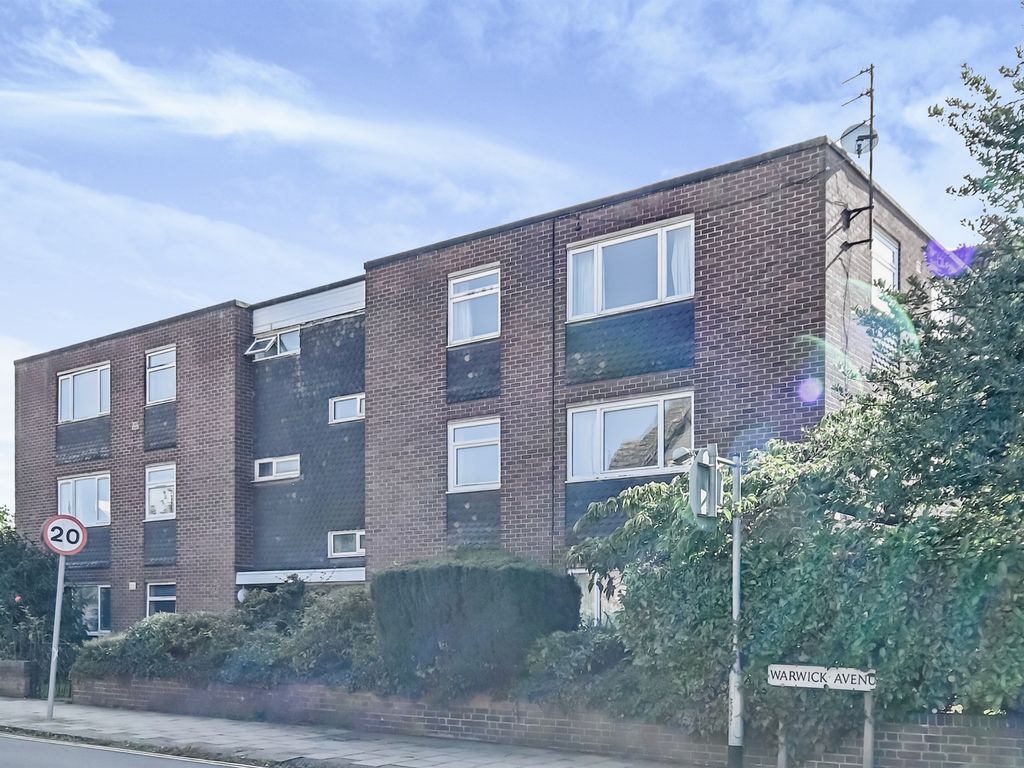 2 bed flat for sale in Shakespeare Road, Bedford MK40, £120,000