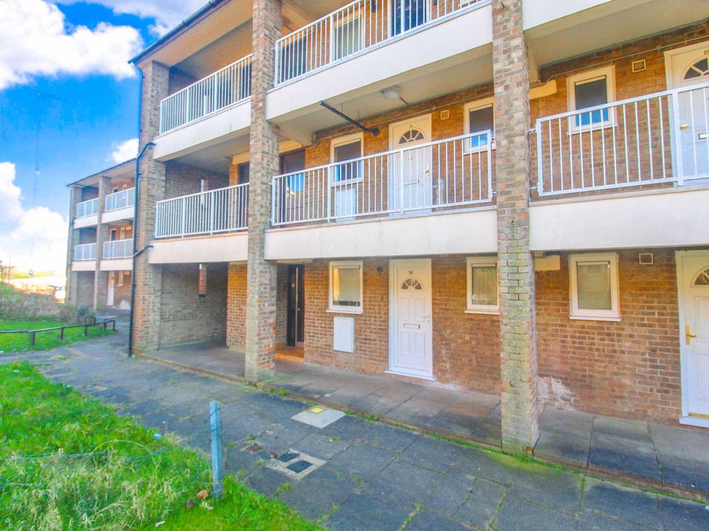 1 bed flat for sale in Olympic Close, Luton LU3, £85,000
