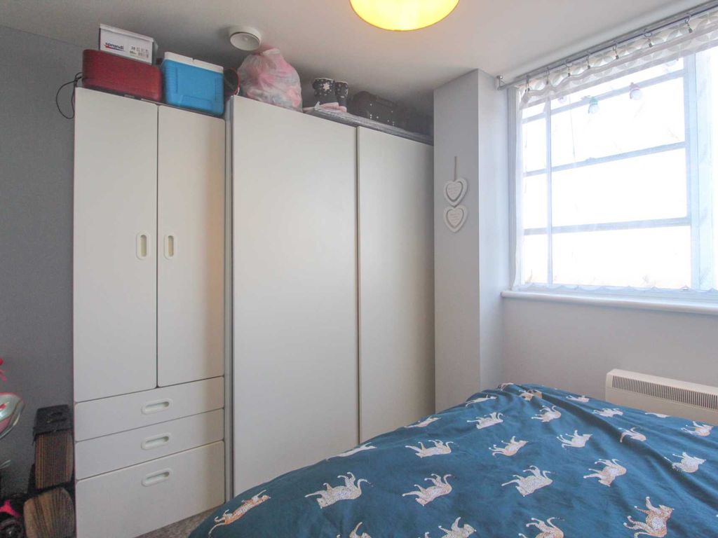 1 bed flat for sale in Church Street, Dunstable LU5, £140,000