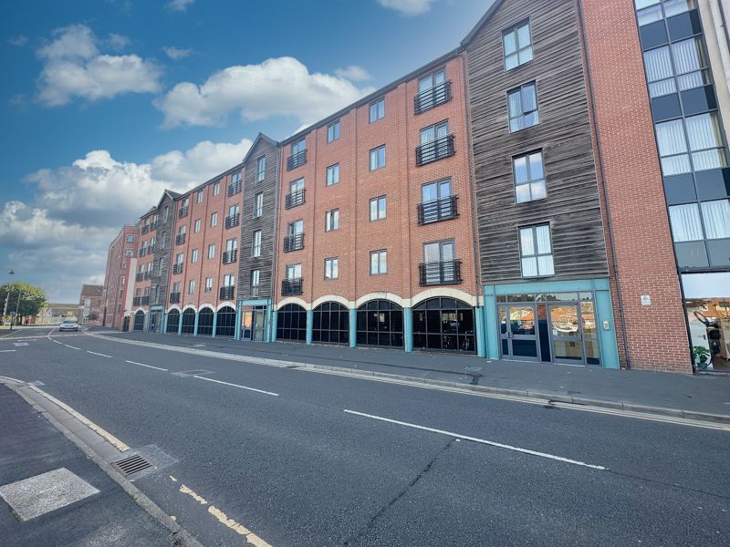 2 bed flat for sale in Granary Wharf, Bridge Street, Gainsborough DN21, £120,000