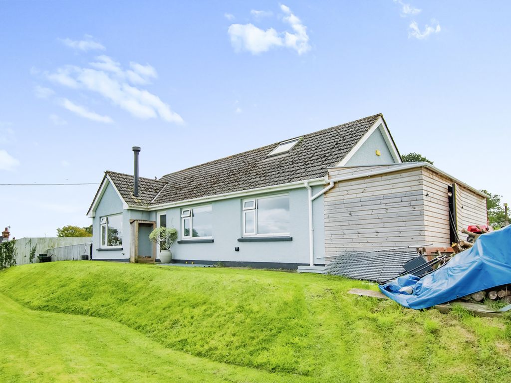 4 bed bungalow for sale in Begelly, Kilgetty, Pembrokeshire SA68, £320,000