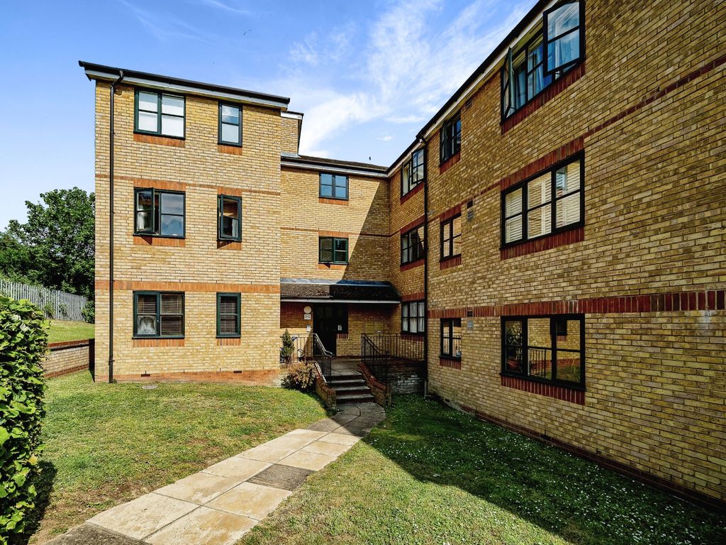 1 bed flat for sale in Lovegrove Drive, Slough SL2, £140,000