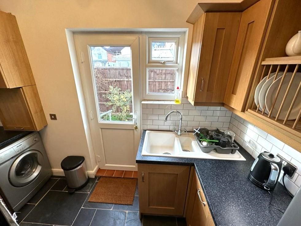 2 bed maisonette for sale in Coleman Road, Aldershot GU12, £220,000