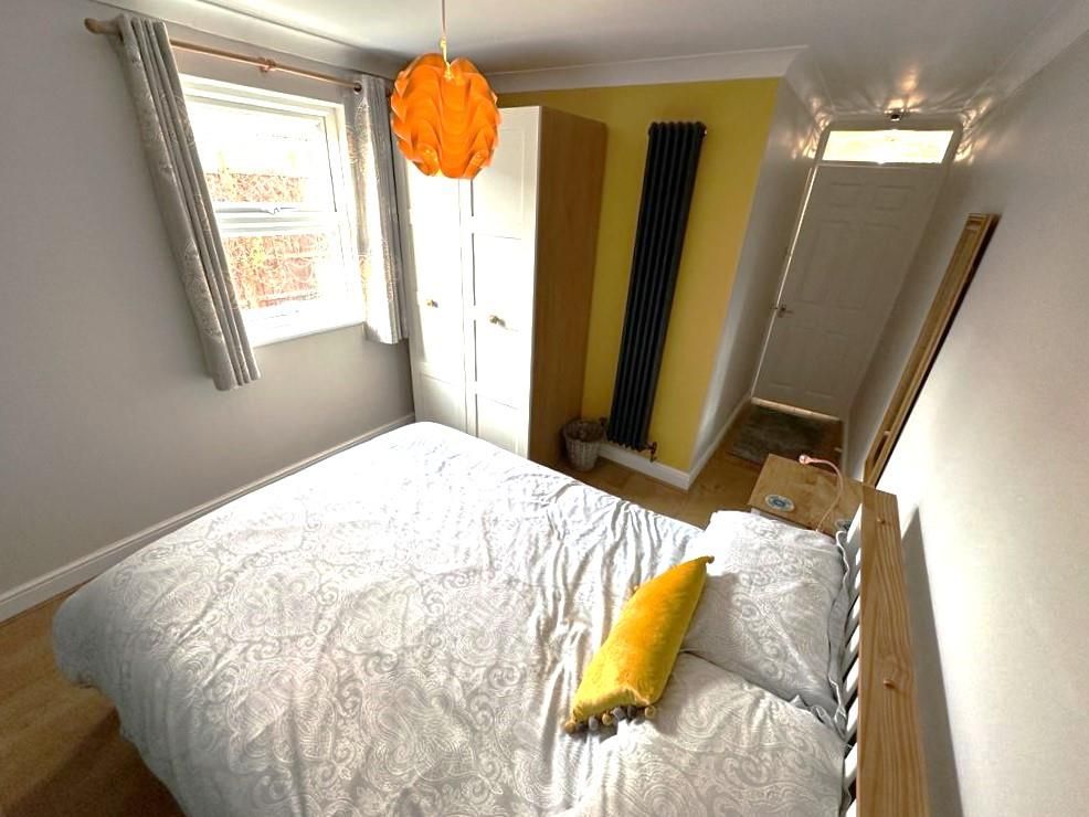 2 bed maisonette for sale in Coleman Road, Aldershot GU12, £220,000