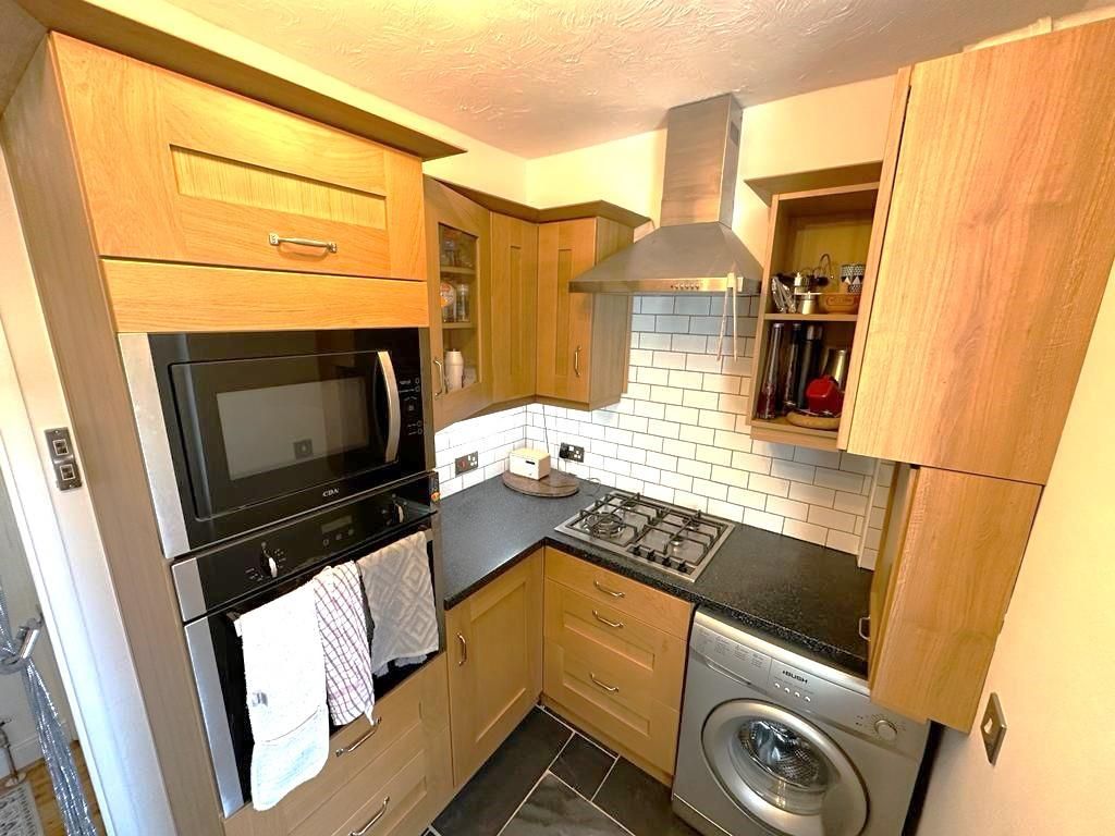 2 bed maisonette for sale in Coleman Road, Aldershot GU12, £220,000