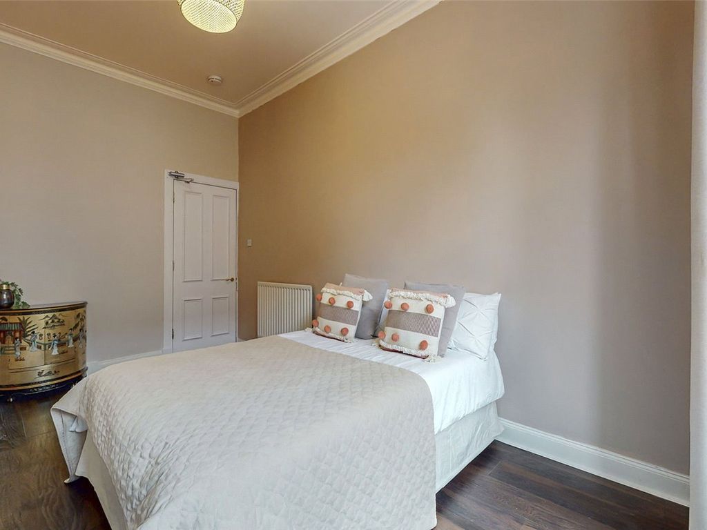 2 bed flat for sale in Dumbarton Road, Glasgow G11, £180,000