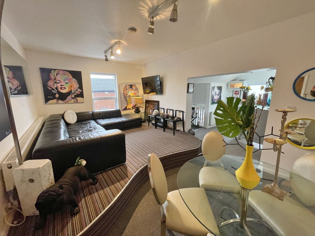 3 bed flat for sale in Taylor Street, Broadgate PR1, £120,000