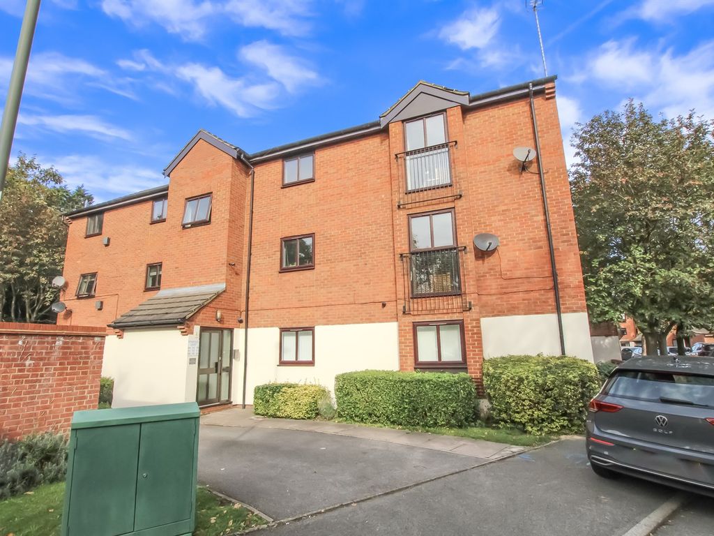 1 bed flat for sale in Wheatley Close, London NW4, £235,000